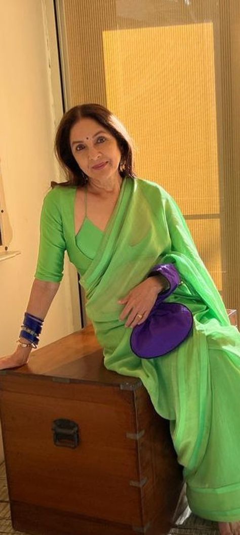 Neena Gupta, Latest Blouse Designs, Long Blouse Designs, Best Blouse Designs, Saree Blouse Neck Designs, Pattu Saree Blouse Designs, Latest Model Blouse Designs, Fancy Sarees Party Wear, Blouse Designs Indian