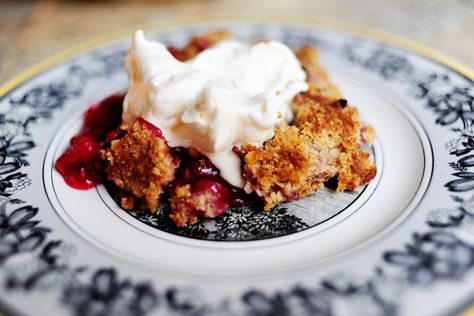 Raspberry Crisp by Ree Drummond / The Pioneer Woman - Good hints about using the food processor.  With my arthritis I tend to skip by recipes that call for blending by hand until mixture resembles crumbs. Cranberry Crumble Recipe, Cranberry Crumble, Raspberry Crisp, Summer Fruit Desserts, The Pioneer Woman Cooks, Fruit Desserts Easy, Raspberry Crumble, Berry Crisp, Fruit Crisp