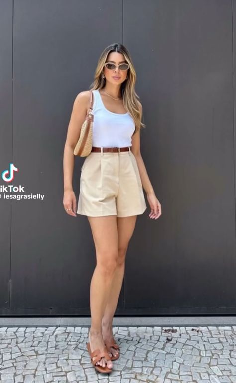 Outfit Short Beige, Outfits 40s, Nude Outfits, Modest Casual Outfits, Summer Shorts Outfits, Capsule Outfits, Easy Trendy Outfits, Fashion Wishlist, Looks Chic