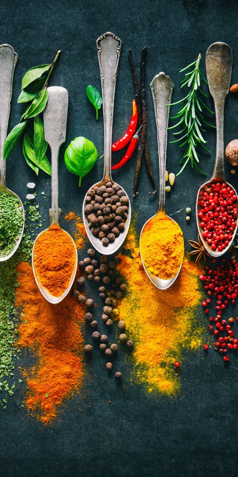 Types Of Spices, Spices Photography, Indian Food Photography, Dark Food Photography, Food Art Photography, Kitchen Spices, Fruit Vegetables, Spices And Herbs, Food Pairings