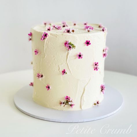 Rustic floral cake Crumb Cakes, Birthday Cake With Flowers, Oil Pastel Art, Floral Cake, Pastel Art, Pretty Cakes, Celebration Cakes, Flower Cake, Party Cakes