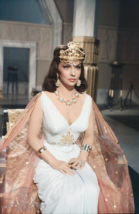 Gina Lollobrigida in Solomon and Sheba, I've never seen the movie but she does make a beautiful queen! Solomon And Sheba, Gina Lollobrigida, Gene Kelly, Mae West, Italian Actress, Actrices Hollywood, Dita Von Teese, Sophia Loren, Old Hollywood Glamour