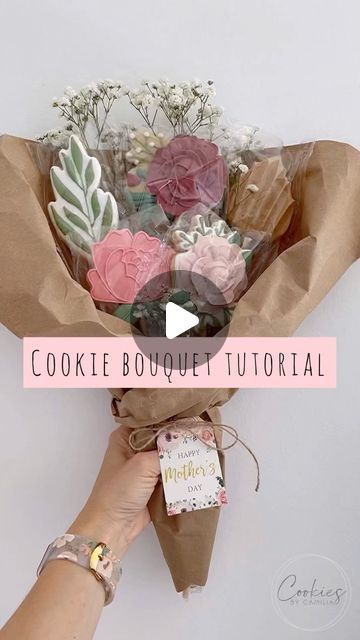 Flower Bouquet Decorated Cookies, Cookie Flower Bouquet Royal Icing, Royal Icing Cookie Bouquet, Floral Cookie Bouquet, Flower Cookie Boquets, Cookie Bouquet Valentines Day, Wedding Gift Cookies, Valentine Cookie Bouquet Ideas, Bouquet Of Cookies