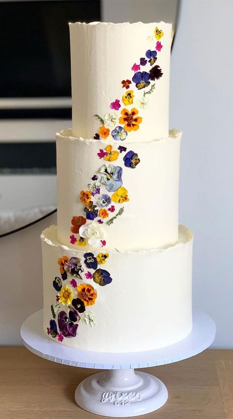 35. Cascading Pressed Flower Three-Tiered Cake Spring is getting closer, if you're planning a wedding in 2023, you may be ready to dust your wedding plan and looking forward to your sweet big day. Cake Trends 2023, Wildflower Cake, Cake Spring, Beach Cake Topper, Wedding Cake Trends, Colorful Wedding Cakes, Artist Cake, Spring Wedding Cake, Pretty Wedding Cakes