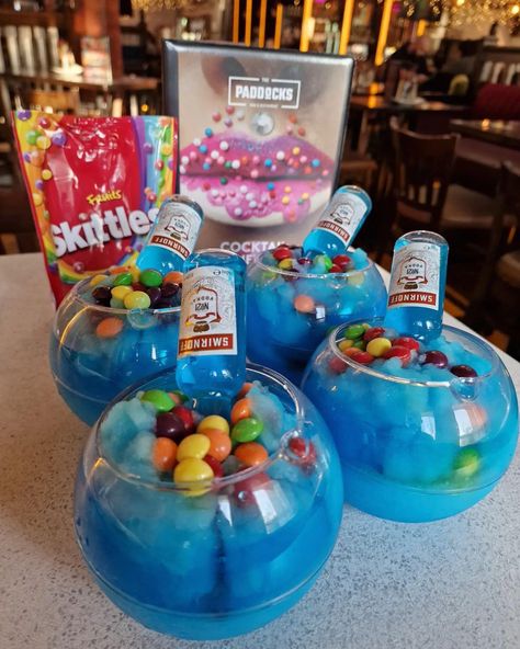 Jolly Rancher Alcoholic Drinks, Neon Alcoholic Drinks, Alcoholic Drinks Slushies, Candy Mixed Drinks, Birthday Party Alcohol Ideas, Slushie Alcohol Drinks, Candy Drinks Nonalcoholic, Alcohol Themed Party, Alcohol Drinks Aesthetic