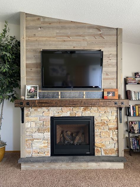 Barn Fireplace, Barnwood Fireplace, Farmhouse Fireplaces, Farmhouse Hearth, Cottage Basement, Fireplace Modern Design, Fireplace Accent Walls, Reclaimed Wood Fireplace, Rustic Fireplace