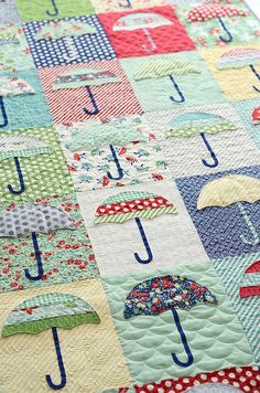 Make this adorable umbrella appliqué quilt. Hantverk Diy, Crazy Quilting, Cute Quilts, Applique Quilting, Quilt Baby, Mini Quilts, Quilting Crafts, Applique Quilts, Scrap Quilts