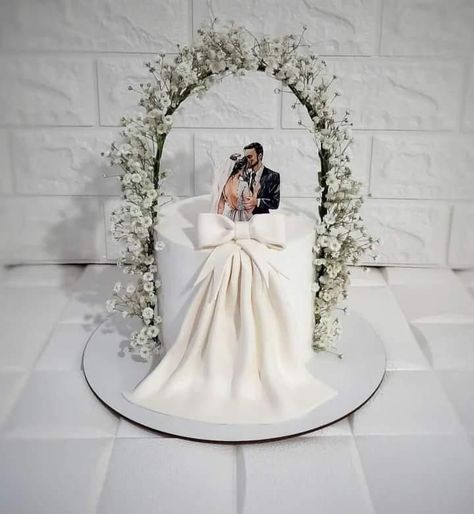 Bride And Groom Cake Ideas, Nikkah Cake Designs, Nikkah Cake Ideas, Elegant Modern Wedding Cake, Engagement Cake Designs, Nikkah Cake, Svadbene Torte, Simple Anniversary Cakes, Elegant Wedding Cake Toppers