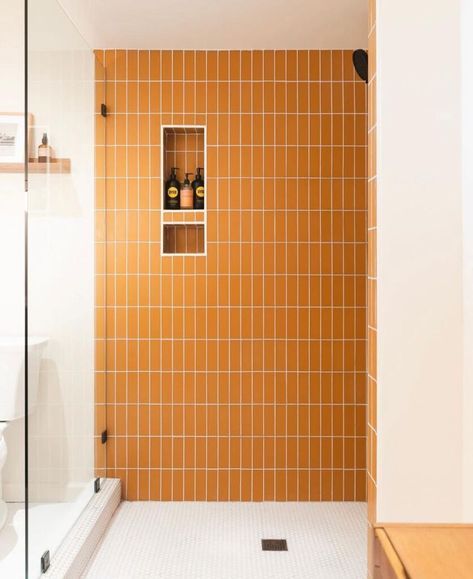 30 Beautiful Small Bathroom Tile Ideas You Will Love Mid Century Modern Bathroom Tile Ideas, Retro Modern Bathroom, Small Mid Century Bathroom, Orange Tile Bathroom, Small Colorful Bathroom, Small Bathroom Tile, Dark Green Tile, Small Bathroom Tile Ideas, White Hexagon Tiles