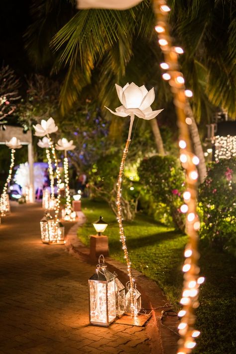 Engagement Decor Indian, Wedding Home Decoration Indian, Indian Engagement Decorations, Sangeet Decoration Night Outdoor, Outdoor Reception Decor, Engagement Decorations Indian, Outdoor Reception Decorations, Reception Decoration Ideas, Indian Wedding Deco