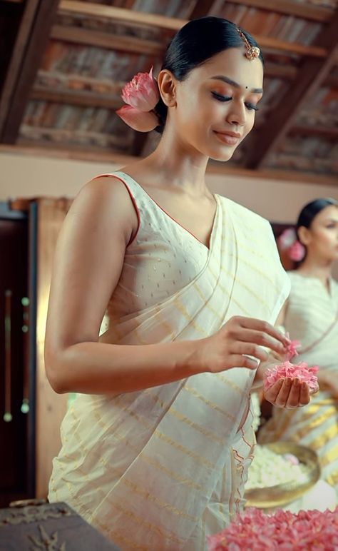 Set Mundu Kerala Bride, Set Mundu Kerala, Kerala Kasavu Saree, Kerala Dress, Saree White, Saree Looks, Wedding Couple Pictures, Off White Blouse, Desi Attire