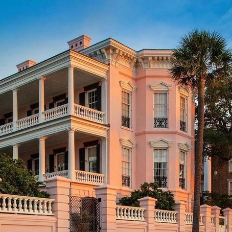 Pink Charleston House, Charleston Historic Homes, Charleston House Plans, Charleston Single House, Charleston Architecture, Charleston House, Colorful Architecture, Charleston Hotels, Pretty Houses