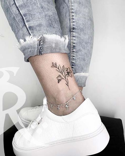 Lily Tattoo Ideas, Lily Flower Tattoos, Ankle Tattoos For Women, Anklet Tattoos, Foot Tattoos For Women, Tattoos For Women Flowers, Muster Tattoos, Small Tattoos Simple, Lily Tattoo