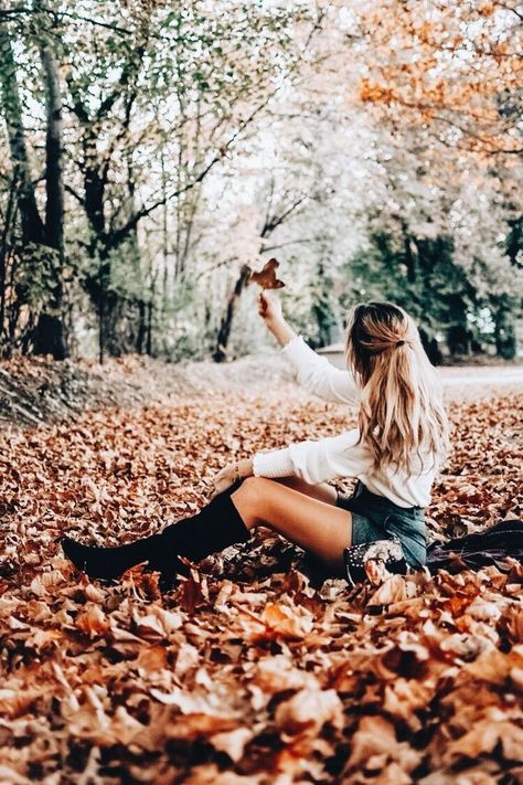 Cute Fall Pictures With Friends, Pretty Woman Red Dress, Portret Feminin, Fun Experiences, Romantic Autumn, Fall Shoot, Fall Senior Pictures, Shotting Photo, Have Inspiration