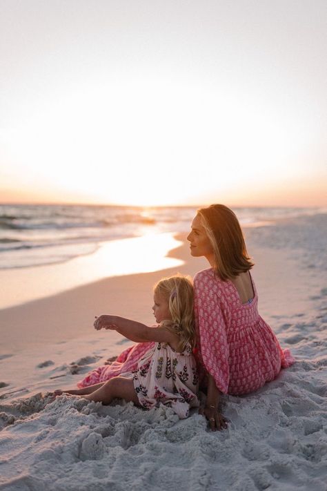 Romantic Impressionism, Mommy Daughter Photoshoot, Mother Daughter Poses, Daughter Photo Ideas, Beach Pictures Kids, Mother Daughter Photoshoot, Beach Mom, Cute Beach Pictures, Mommy And Me Photo Shoot