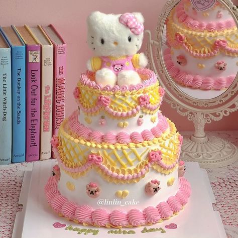 Doll Cake Designs, Hello Kitty Plushie, Roblox Cake, Sanrio Plush, Arts And Crafts For Teens, Kitty Cake, Hello Kitty Cake, Hello Kitty Party, Pretty Birthday Cakes