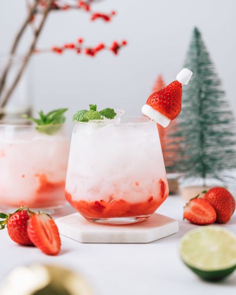 Santas Little Hoho Drink, Santa Mocktails, Santa Claus Cocktail, Christmas Daquiri Recipe, Christmas Cocktail Decorations, Christmas Craft Cocktails, Christmas Cocktail Garnish Ideas, Red Christmas Drink, Christmas Cocktail Aesthetic