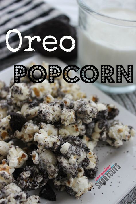 Oreo Popcorn, Flavored Popcorn, Gourmet Popcorn, Popcorn Recipes, Cookies N Cream Cookies, Köstliche Desserts, Yummy Sweets, Snack Mix, Oreo Cookies