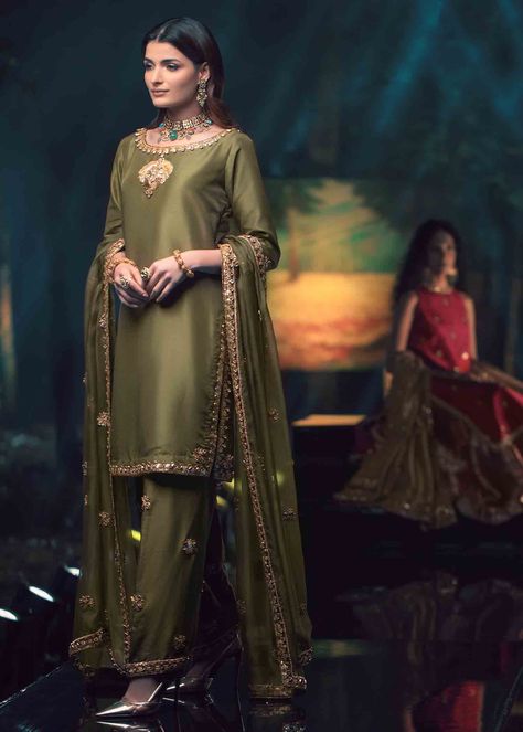 Green Shalwar Kameez, Mehendi Dresses, Bride Workout, Mehndi Outfit, Unique Wedding Gowns, Mehndi Dress, Mehndi Ceremony, Pakistani Fashion Party Wear, Floral Embroidery Patterns