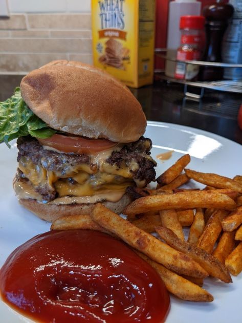 Homemade Burgers Aesthetic, Homemade Burger Aesthetic, Homemade Burgers And Fries, Burgers Aesthetic, Burger Pictures, Burger Aesthetic, Burger With Fries, Cheesy Burger, Homemade Beef Burgers