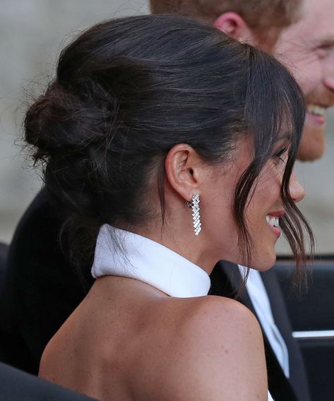 Leaving for the Royal Wedding Reception | Meghan Markle's updos are quickly becoming the most talked-about hairstyles of the moment because they're so wearable and effortless-looking. See 10 gorgeous Meghan Markle updo hairstyles here. Meghan Markle Hair, Estilo Meghan Markle, Princ Harry, Meghan Markle Outfits, Low Buns, Meghan Markle Wedding, Prins Harry, Meghan Markle Style, Braut Make-up