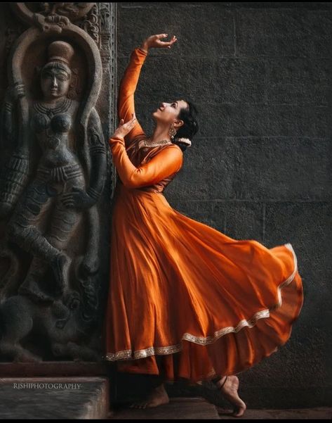 Kathak Dance Poses Photography, Indian Classical Dance Poses, Dance Poses Classical, Kathakali Aesthetic, Kathak Poses For Photoshoot, Indian Women Aesthetic Outfits, Heeramandi Drawing, Kathak Dance Painting, Kathak Dance Poses