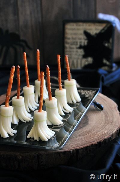 Check out How to Make Witch's Broom Cheese Snacks with step-by-step video tutorial--a fun and healthy Halloween savory treat for everyone! http://uTry.it Healthy Spooky Snacks, Savory Halloween Appetizers, Halloween Savory Party Food, Savory Halloween Food For Party, Halloween Food For Party Appetizers, Snack Halloween, Buffet Halloween, Halloween Appetizers Easy, Halloween Tea Party