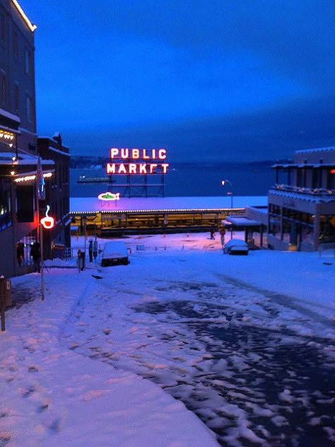 Pike's Public market in the snow, Seattle, Washington Seattle In The Winter, Seattle Transportation, Seattle Snow, Seattle Life, Pikes Place, Washington Seattle, Adventurous Life, Seattle Travel, Sleepless In Seattle