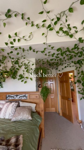 Vine Plants Climbing Wall Indoor, Bathroom Vines Decor, Pathos Wall Climbing Ideas, Indoor Vine Wall, Fake Wall Plants, Fake Vine Wall, Fake Ivy Decor, Vines On Wall Bedroom, Vines Ceiling