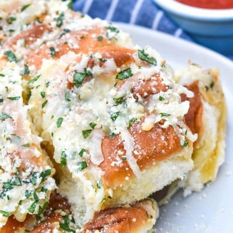 Cheesy Hawaiian Roll Garlic Bread (Viral TikTok Recipe) - The Quicker Kitchen Kings Hawaiian Garlic Rolls, Cheesy Hawaiian Roll Garlic Bread, Sweet Hawaiian Rolls, Sushi Bake, Garlic Rolls, Hawaiian Roll, Seasoned Butter, Tiktok Recipes, Garlic Cheese Bread