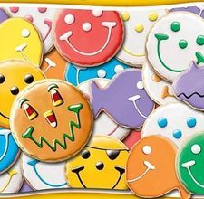 Rip off of Eat n' Park Smiley Cookie Icing Recipe Best Sugar Cookie Icing, Face Cookies, Cookies With Icing, Sugar Cookie Icing Recipe, Best Sugar Cookie, Cookie Icing Recipe, Christmas Baking Cookies, Easy Frosting, Decorate Cookies