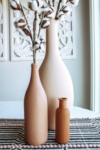 Diy Terracotta Vase Paint, Diy Vase Upcycle, Diy Terracotta Paint, Diy Vases Painting, Pot Diy Painted, Terracotta Vase Decor, Diy Terracotta Pots, How To Paint Vases, Diy Sculpture Ideas Home Decor