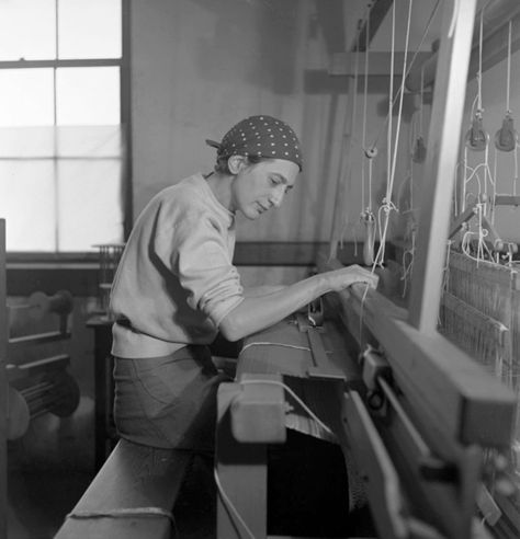 Josef and Anni Albers: the married "misfits" of the Bauhaus Bauhaus Textiles, Guggenheim Museum Bilbao, Carolina Do Norte, Black Mountain College, Herbert Bayer, Sculpture Textile, Anni Albers, Robert Motherwell, Scale Art