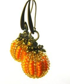 Make these cute pumpkin earrings by wrapping a 12mm bead with seed beads.... Pumpkin Bead, Beaded Necklace Patterns, Beaded Earrings Tutorials, Pumpkin Earrings, Necklace Patterns, Seed Bead Tutorial, Beaded Earrings Patterns, Beaded Bracelet Patterns, Earring Tutorial