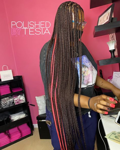 #knotlessboxbraids #knotlessbraids #smallknotlessbraids #protectivestyles #braidsforlonghair #braidsforblackwomen #longknotlessbraids #blondeknotlessbraids #ombreknotlessbraids #braidsforblackwomen #braidstyles #2toneknotlessbraids Pink Peekaboo Braids, Peak A Boo Hair, Peekaboo Braids, Red Peekaboo, Peekaboo Hair Colors, Pink And Black Hair, Tan Skin Blonde Hair, Cute Box Braids, Mermaid Braid