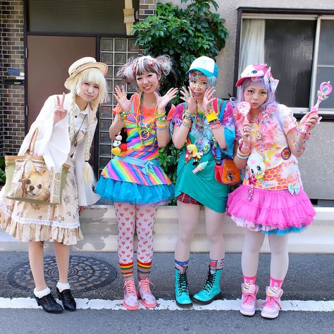 Your go-to guide on what is Harajuku and how to style it. Learn everything from what to wear and where to find Harajuku fashion items. Japan Street Fashion, Harajuku Outfit, Japanese Harajuku Fashion, Mode Harajuku, Harajuku Decora, Estilo Harajuku, Japan Fashion Street, 일본 패션, Fashion Walk