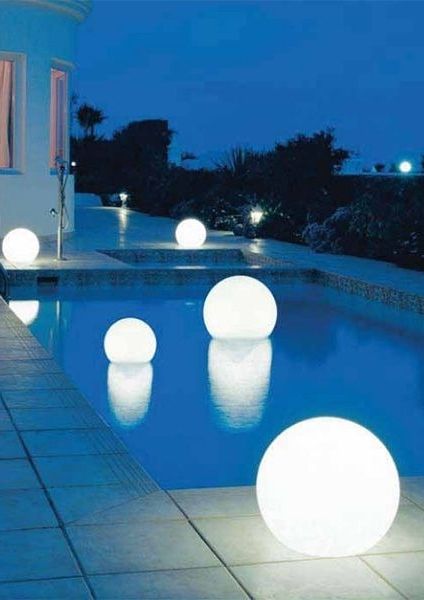 These floating light globes are a unconventional and stylish way to decorate your backyard. Backyard Accessories, Moderne Have, Taman Air, Outdoor Party Lighting, Pool Stuff, Pool Lights, Floating Lights, Backyard Lighting, Pool Decor