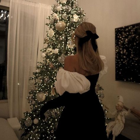 Classy Christmas, Cosy Christmas, Christmas Feeling, Christmas Inspo, Christmas Wonderland, Winter Girls, Foto Ideas Instagram, Old Money Aesthetic, Christmas Mood