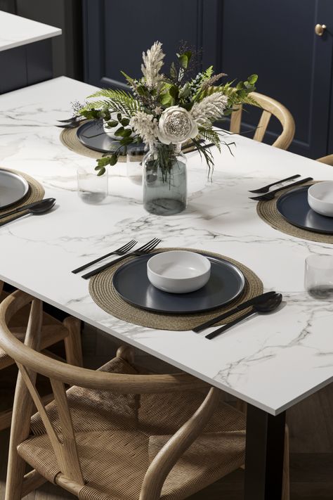 Marble Dining Table Styling, Round Marble Dining Table Setting, Marble Table Kitchen, Marble Dining Table Setting Ideas, Marble Table Dining Decor, Marble Kitchen Table Decor, Dining Room Design Marble Table, Marble Table Setting, Modern Dining Table Vase Decor