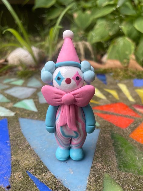 Silly Cursed Pictures, Clown Sculpture Clay, Clown Polymer Clay, Clown Clay Art, Whimsical Clay Art, Tiny Clay Ideas, Weird Clay Art, Clay Clown, Ceramics Sculptures