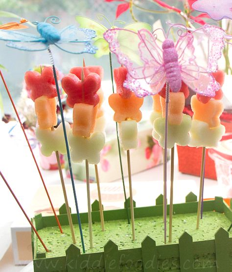 Sweet butterfly fruit skewers Butterfly Snacks For Kids, Butterfly Snack Table, Butterfly Party Snacks, Butterfly Dessert Ideas, Butterfly Party Food, Butterfly Fruit, Butterfly Snacks, Butterfly Food, Butterfly Themed Birthday Party