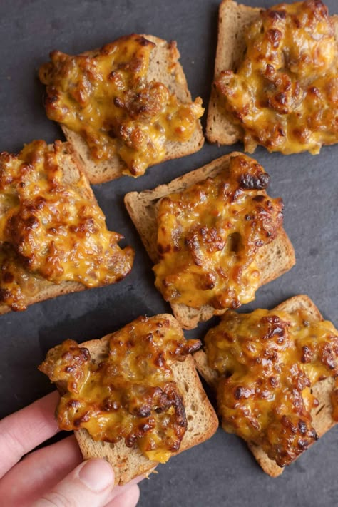 Sausage And Cheese On Rye Bread, Pizza Rye Recipe, Apps With Sausage, Mini Rye Bread Pizzas, Little Rye Bread Appetizers, Rye Bread Party Pizza, Rye Bread Appetizer Snacks, Rye Party Bread Appetizers, Party Rye Pizza Recipe