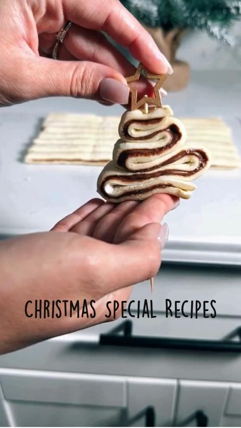 Christmas Food Serving Ideas, Movie Night Snacks Christmas, Holiday Desserts Videos, Holiday Foods Christmas Dinner, Christmas Themed Dishes, Elegant Christmas Food, Christmas Food And Desserts, Christmas Food For Kids Dinner, Christmas Cafe Food