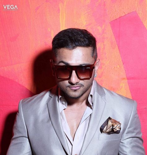 Vega Entertainment Wishes a Very Happy Birthday To Pop Singer #HoneySingh  #YoYoHoneySingh #Indian #PopSinger #Singer #15March #Vega #Entertainment #VegaEntertainment Yo Yo Honey Singh, Salon Quotes, Maroon 5, Latest Albums, Pop Singers, Hd Picture, Album Songs, Music Producer, Bollywood News