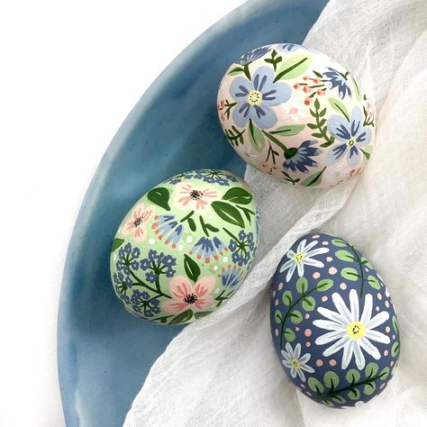 Hand Painted Wooden Eggs, Wooden Egg Painting Ideas, Painted Wooden Eggs, Hand Painted Easter Eggs, Hand Painted Eggs, Resurrection Eggs, Diy Frühling, Easter Egg Art, Painted Eggs