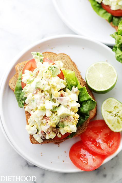 Avocado Egg Salad - Mayo-free, chunky and delicious egg salad with avocados, crunchy bacon, green onions, dill, lime juice and yogurt. Get the recipe on diethood.com Avocado Egg Salad Recipe, Egg Salad Sandwich Recipe, Ketogenic Recipes Dinner, Egg Salad Sandwich, Perfect Salad, Resep Salad, Resep Diet, Egg Salad Sandwiches, Avocado Egg Salad