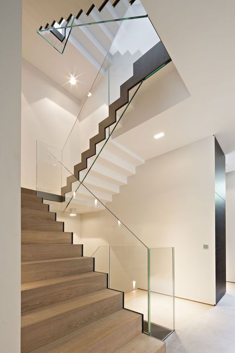 Closer Riser Zigzag Staircase Vstupná Hala, Luxury Staircase, Staircase Design Modern, House Staircase, Interior Staircase, Escalier Design, Glass Stairs, Glass Staircase, Stairway Design