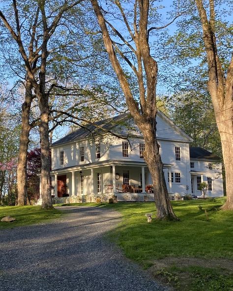 Houses In The Middle Of Nowhere, House In The Middle Of Nowhere, Amanda Aesthetic, Amanda Pays, Americana Farmhouse, Farmhouse Exterior Design, In The Middle Of Nowhere, Charming House, Middle Of Nowhere