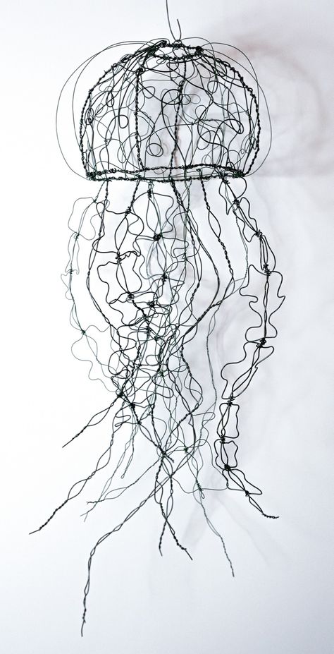 Jellyfish Wire Sculpture, Wire Art Sculpture Easy, Wire Sculpture Easy, Wire Jellyfish, Wire Art Ideas, Jellyfish Sculpture, Wire Sculpting, Wired Art, Metal Wire Sculpture