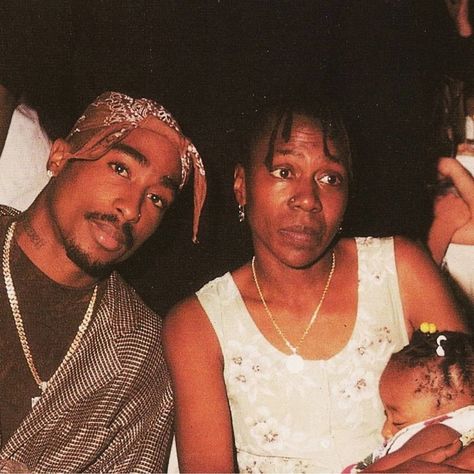 2pac and his mother Afeni Shakur Afeni Shakur, 90s Music Artists, Tupac Photos, 2pac Videos, Tupac Makaveli, Dear Mama, Hip Hop 90s, Tupac Pictures, Me Against The World